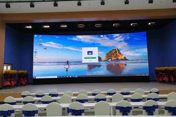 舞臺背景大屏使用LED屏好，還是拼接屏好？