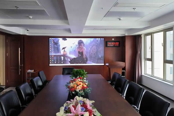 學(xué)校會議室大屏使用投影機(jī)好，還是LED顯示屏好？